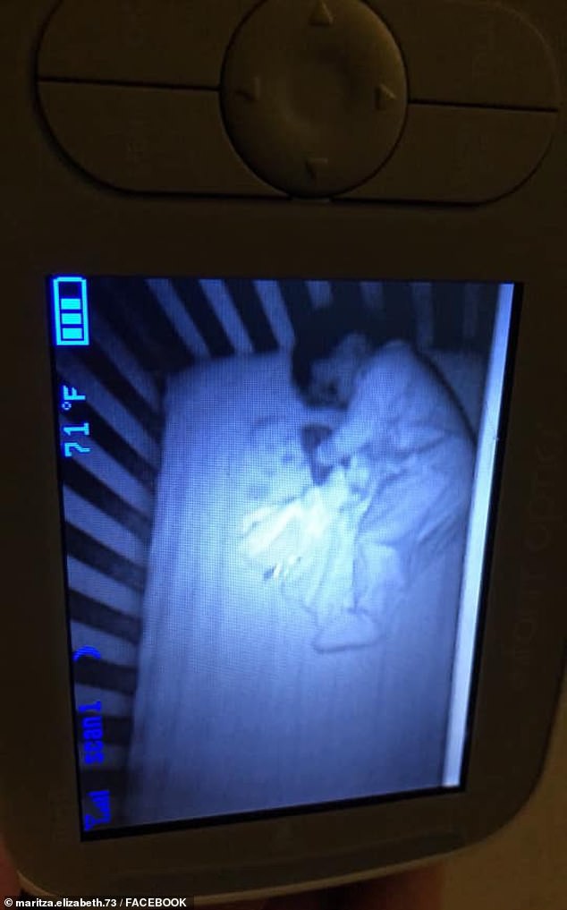 Xem camera buổi tối, bà mẹ hoảng hồn khi thấy một đứa trẻ sơ sinh khác lạ nằm cạnh con trong cũi và nhìn chằm chằm vào mình - Ảnh 1.