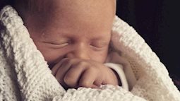Bế con từ cũi lên giường ngủ chung, sáng hôm sau mẹ sờ thấy con đã lạnh băng
