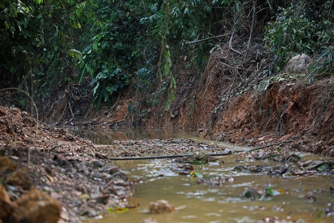 Toàn cảnh vụ đổ trộm dầu thải khiến người dân lao đao khát nước sạch - Ảnh 14.