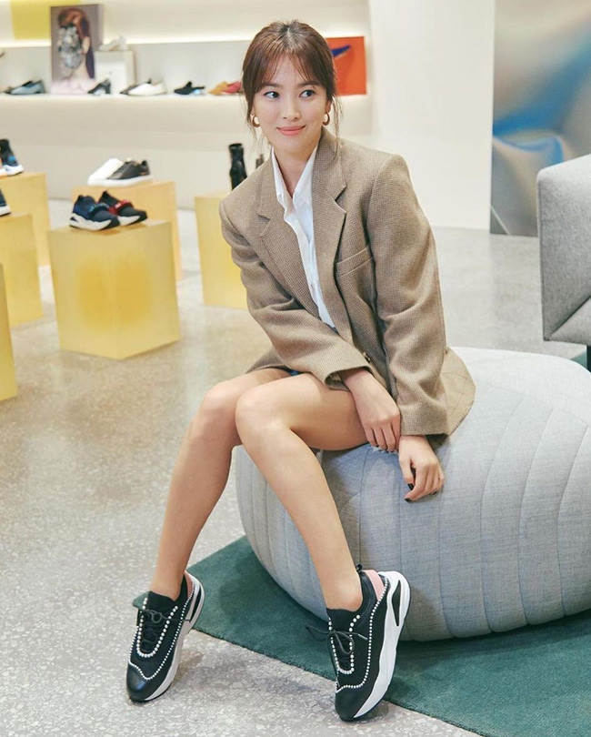 Song Hye Kyo trẻ trung như gái đôi mươi, gây thiện cảm khi tự thiết kế giày ủng hộ quỹ từ thiện - Ảnh 3.