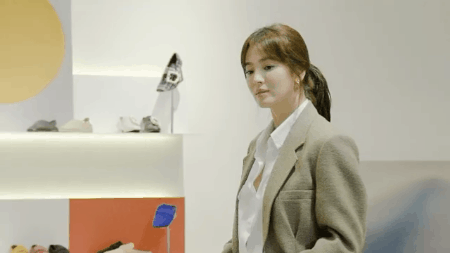 Song Hye Kyo trẻ trung như gái đôi mươi, gây thiện cảm khi tự thiết kế giày ủng hộ quỹ từ thiện - Ảnh 1.