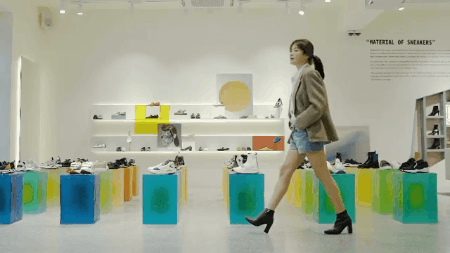 Song Hye Kyo trẻ trung như gái đôi mươi, gây thiện cảm khi tự thiết kế giày ủng hộ quỹ từ thiện - Ảnh 2.