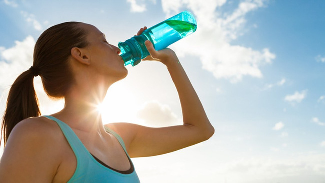 Dùng loại cốc uống nước này thường xuyên, cơ thể bạn không khác gì ăn thêm 