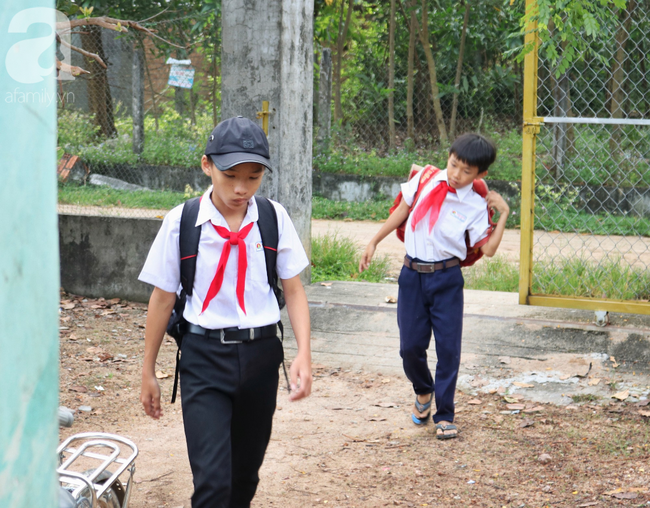 Cảm động cậu học trò nghèo lớp 6 bán vé số gánh cả gia đình: “Bản thân vất vả cỡ nào cũng được, chứ em sẽ không để hai đứa em nhỏ phải vào trại mồ côi” - Ảnh 10.