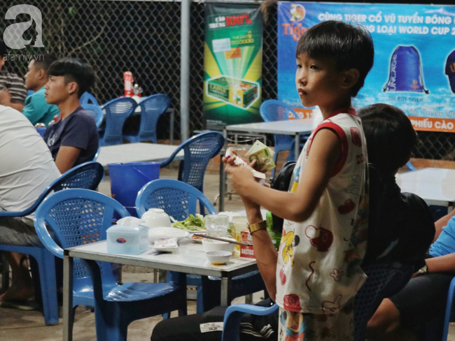 Cảm động cậu học trò nghèo lớp 6 bán vé số gánh cả gia đình: “Bản thân vất vả cỡ nào cũng được, chứ em sẽ không để hai đứa em nhỏ phải vào trại mồ côi” - Ảnh 6.