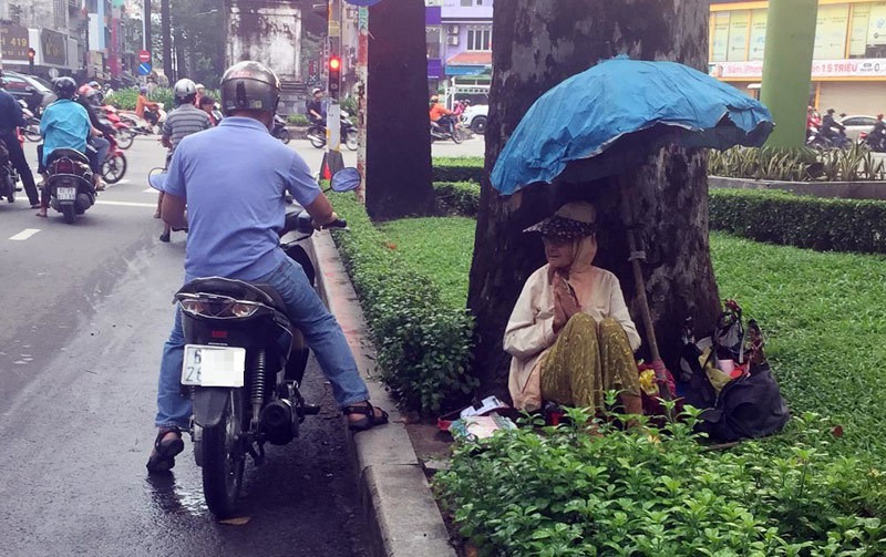Người phụ nữ Sài Gòn một thời giàu có, 94 tuổi sống gầm cầu, bán vé số - Ảnh 1.
