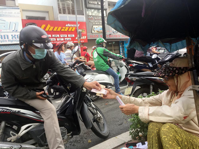 Người phụ nữ Sài Gòn một thời giàu có, 94 tuổi sống gầm cầu, bán vé số - Ảnh 2.