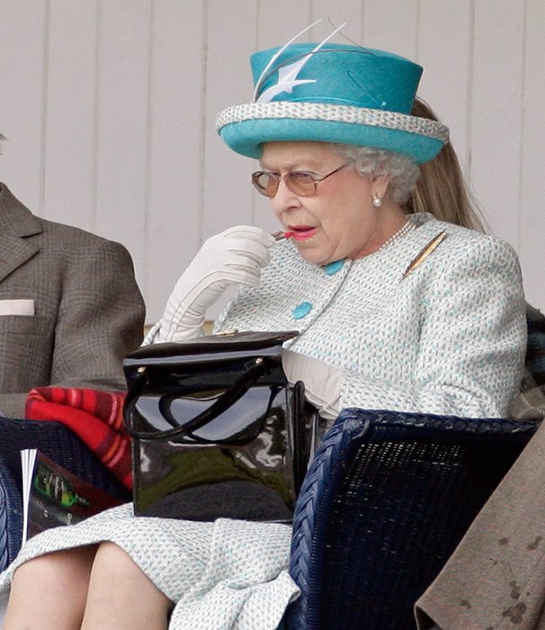 Nữ hoàng Anh luôn trẻ trung, tươi tắn hơn nhiều so với tuổi 93, chuyên gia trang điểm tiết lộ 