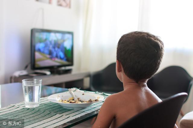 Bé ăn chậm, đòi xem tivi khi ăn cơm thì có vài tuyệt chiêu cha mẹ cần áp dụng ngay - Ảnh 1.