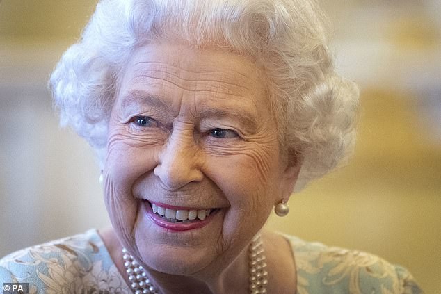 Nữ hoàng Anh luôn trẻ trung, tươi tắn hơn nhiều so với tuổi 93, chuyên gia trang điểm tiết lộ 