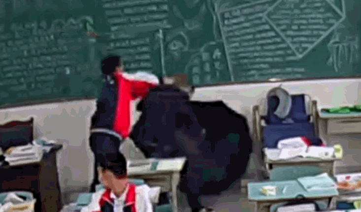 Trung Quốc: Bị thầy giáo mắng, nam sinh cầm gạch ống phi lên bục giảng đánh đến mức thầy chấn thương sọ não - Ảnh 1.