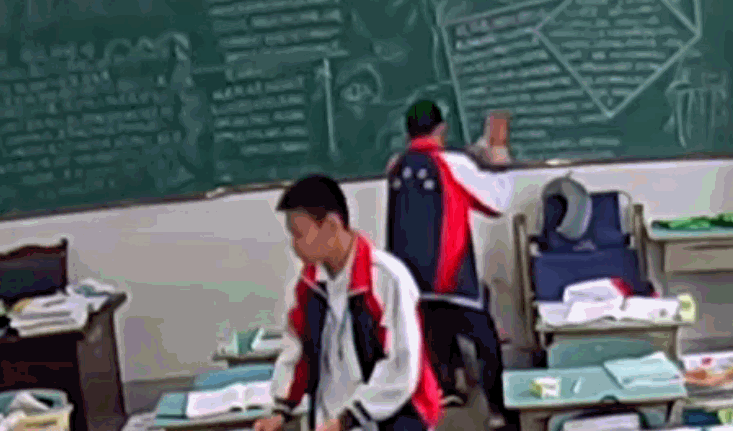 Trung Quốc: Bị thầy giáo mắng, nam sinh cầm gạch ống phi lên bục giảng đánh đến mức thầy chấn thương sọ não - Ảnh 2.