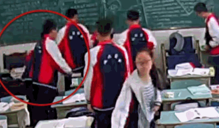 Trung Quốc: Bị thầy giáo mắng, nam sinh cầm gạch ống phi lên bục giảng đánh đến mức thầy chấn thương sọ não - Ảnh 3.