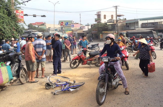 Bé trai bị xe ben cán chết trên đường đến trường, cha mẹ khiếm thị chỉ biết sờ thi thể con trong nước mắt - Ảnh 1.