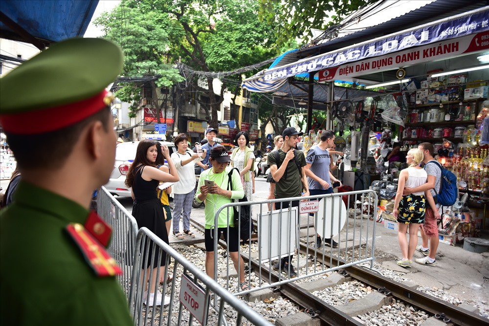 Sau hơn 2 tuần “xoá sổ” cà phê đường tàu, du khách chụp ảnh qua hàng rào - Ảnh 5.