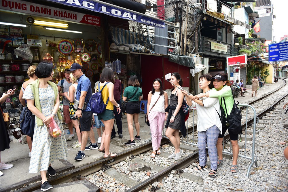 Sau hơn 2 tuần “xoá sổ” cà phê đường tàu, du khách chụp ảnh qua hàng rào - Ảnh 6.