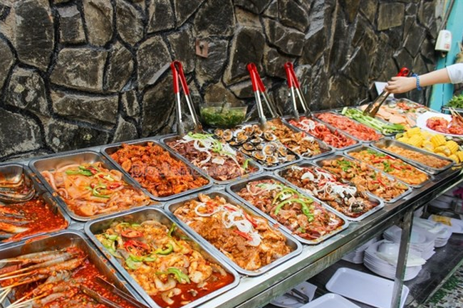 Tiết lộ choáng váng về góc khuất phía sau mì cay, buffet giá rẻ từ một cựu nhân viên phục vụ khiến chị em giật mình - Ảnh 2.