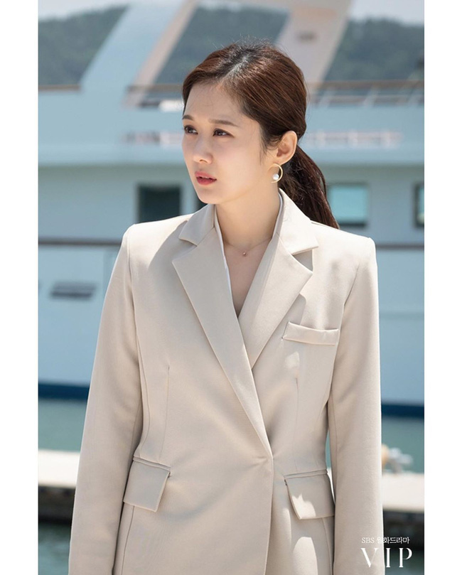 Đặc sản thời trang trong phim Hàn mùa Thu/Đông: Muôn cách diện áo blazer chỉ đẹp và sành điệu trở lên - Ảnh 8.