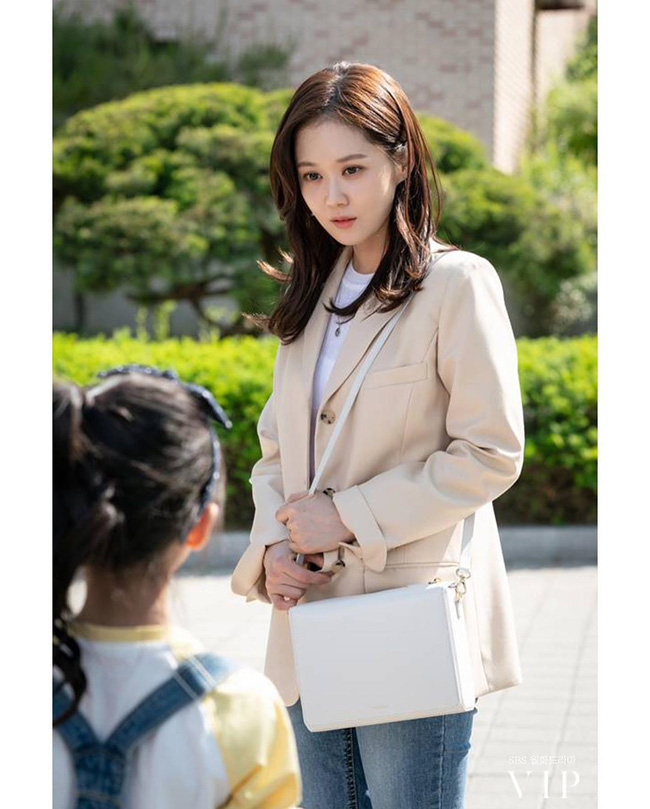 Đặc sản thời trang trong phim Hàn mùa Thu/Đông: Muôn cách diện áo blazer chỉ đẹp và sành điệu trở lên - Ảnh 9.