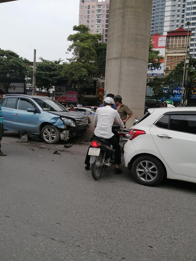 Nghi tài xế ngủ gật lái ô tô đâm liên hoàn trên đường Hà Nội, 3 người bị thương - Ảnh 2.