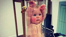 Bị nhốt trong một ống thủy tinh với hai tay giơ lên đầu nhưng biểu cảm của các bé mới khiến người xem không nhịn được cười