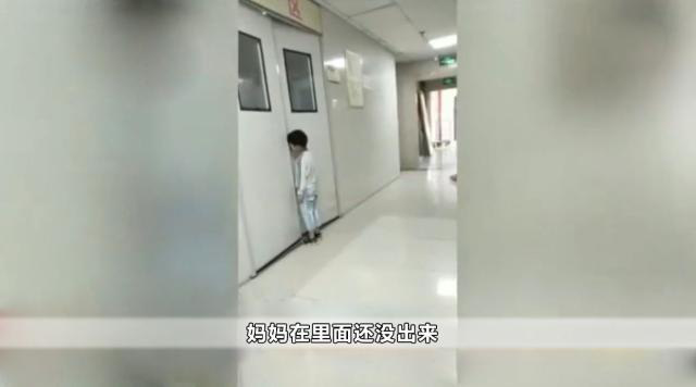 Gục mặt vào cánh cửa phòng sanh ở bệnh viện để nói với mẹ những lời này, cậu bé 6 tuổi khiến hàng triệu người xúc động - Ảnh 1.