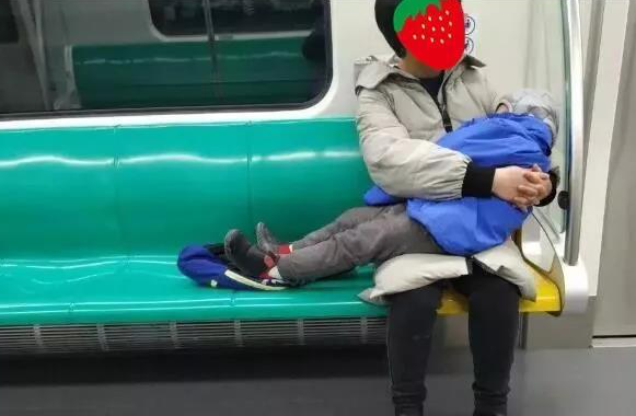 Đứa trẻ ngủ ngon lành trên tàu điện ngầm, người mẹ đã làm 1 hành động nhỏ nhưng ai cũng xuýt xoa - Ảnh 1.