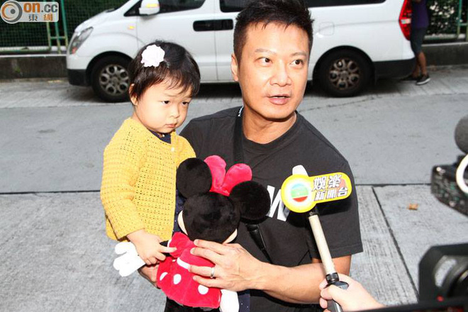 Hoa hậu nổi tiếng TVB: Rơi nước mắt vì con xấu xí, bị đồng nghiệp mỉa mai bi kịch vì quá giống bố - Ảnh 10.