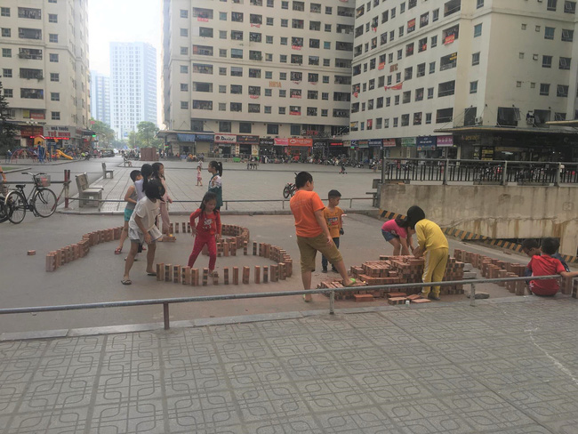 Cách trẻ em thành phố tìm niềm vui giữa những tòa nhà cao tầng - Ảnh 2.