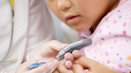 Từ trường hợp bệnh nhi 13 tuổi đã mắc đái tháo đường, chuyên gia cảnh báo dấu hiệu ở trẻ mà cha mẹ cần theo dõi bệnh