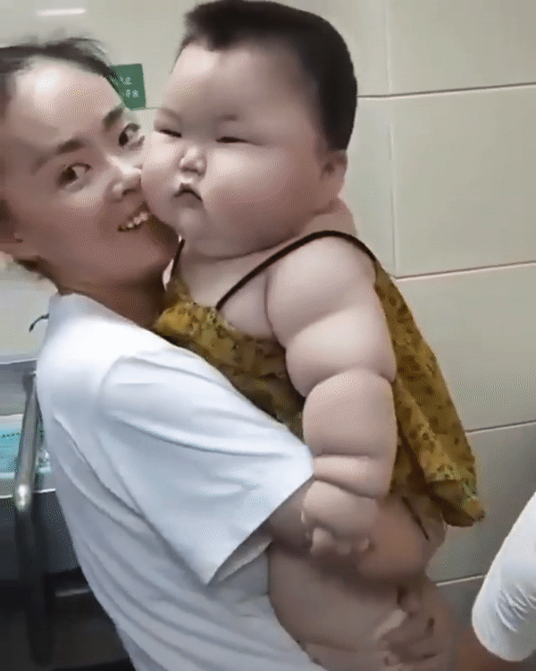 Em bé gây bão MXH với thân hình 