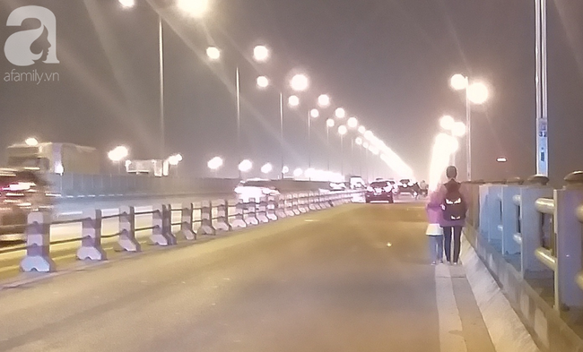 Hình ảnh quen thuộc của người phụ nữ dắt con trên cầu Thanh Trì