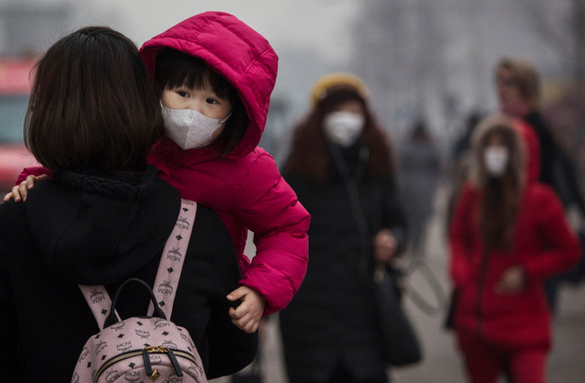 Đây là 6 việc bố mẹ cần làm hàng ngày để bảo vệ trẻ trong tình trạng ô nhiễm không khí Hà Nội  ở mức nguy hại - Ảnh 1.