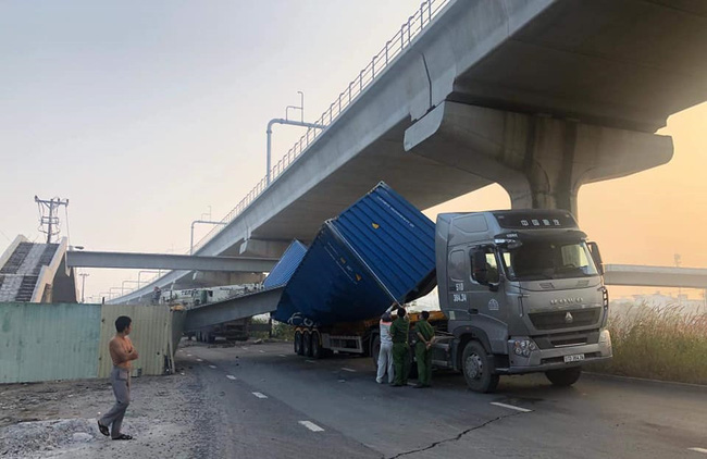 TP.HCM: Container mất lái kéo sập dầm bê tông cầu vượt bộ hành khiến người dân khiếp vía - Ảnh 1.