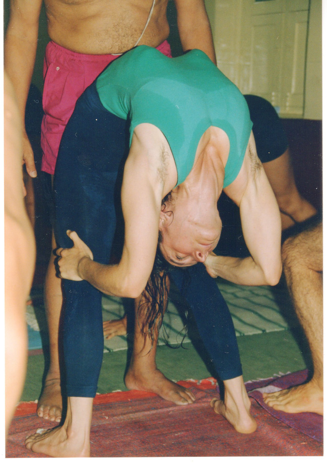 Yoga và những mặt tối không phải ai cũng nhận ra: Những đụng chạm khiếm nhã từ giáo viên khiến người thực hành phải 