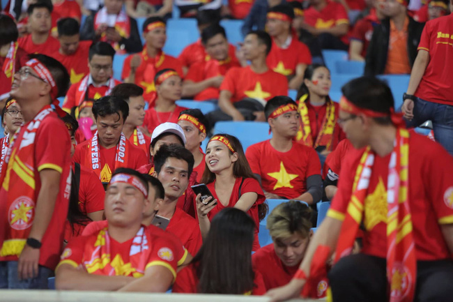 Trước lúc bóng lăn trận Việt Nam và UAE, hàng ngàn cổ động viên đã 