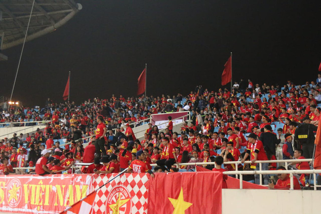 Trước lúc bóng lăn trận Việt Nam và UAE, hàng ngàn cổ động viên đã 