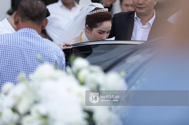 Hình ảnh hiếm tại đám cưới Bảo Thy: Cô dâu chính thức xuất hiện, xinh đẹp như một nàng công chúa, không trực tiếp cùng ra xe với chú rể - Ảnh 4.