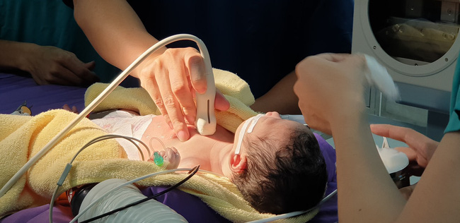 Bé sơ sinh 1 ngày tuổi bị bệnh tim bẩm sinh phức tạp, bác sĩ phải phá vách liên nhĩ để cứu sống bé - Ảnh 1.