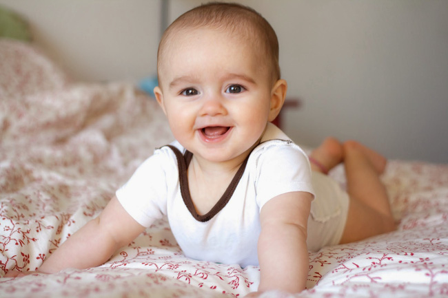 Có 2 cột mốc phát triển quan trọng của em bé 3 tháng tuổi mà cha mẹ cần lưu tâm - Ảnh 2.