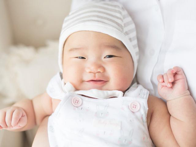 Có 2 cột mốc phát triển quan trọng của em bé 3 tháng tuổi mà cha mẹ cần lưu tâm - Ảnh 1.