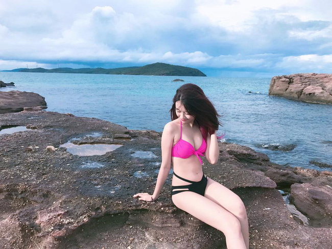 Bạn gái cầu thủ Văn Toàn ngày càng gợi cảm, liên tục tung ảnh bikini khoe 3 vòng 