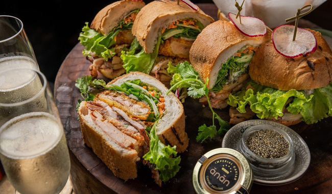 Câu chuyện về bánh mì nhân thịt truyền thống: Từ món ăn chỉ vài chục ngàn bán đầy đường đến “siêu sandwich
