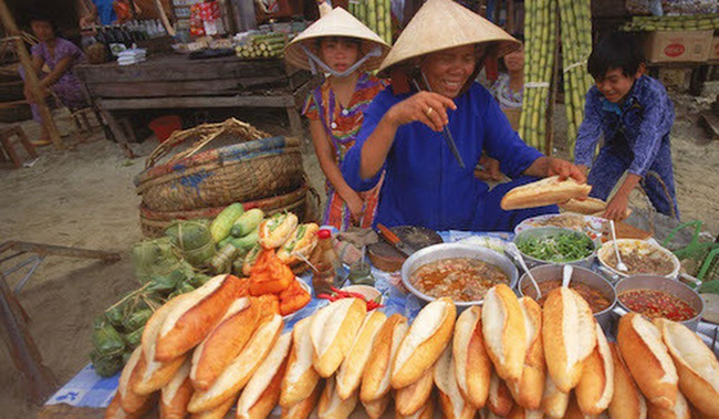 Câu chuyện về bánh mì nhân thịt truyền thống: Từ món ăn chỉ vài chục ngàn bán đầy đường đến “siêu sandwich