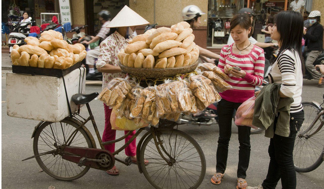 Câu chuyện về bánh mì nhân thịt truyền thống: Từ món ăn chỉ vài chục ngàn bán đầy đường đến “siêu sandwich