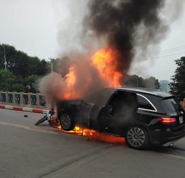 Hà Nội: Mercedes cháy rụi sau khi qua đèn đỏ kéo theo 1 xe máy, một người tử vong - Ảnh 1.