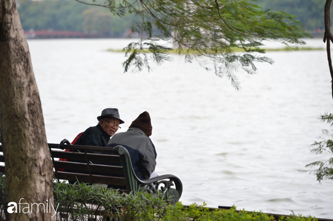 Những khoảnh khắc co ro ngày đông lạnh khiến ai cũng muốn mùa hè đừng quay trở lại, để Hà Nội mãi mát mẻ dịu dàng - Ảnh 1.