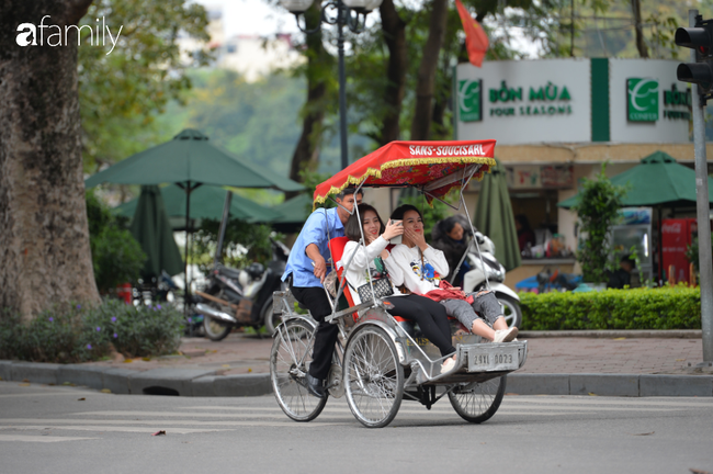 Những khoảnh khắc co ro ngày đông lạnh khiến ai cũng muốn mùa hè đừng quay trở lại, để Hà Nội mãi mát mẻ dịu dàng - Ảnh 11.