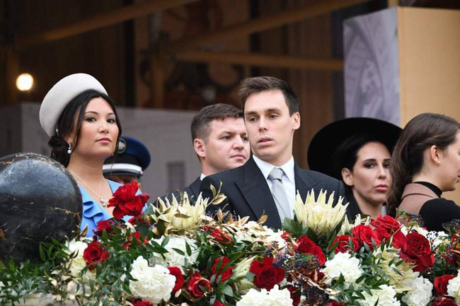 Lần đầu nàng dâu hoàng gia gốc Việt xuất hiện cùng gia đình  nhà chồng Monaco: Ăn mặc gợi cảm nhưng có phần lạc lõng - Ảnh 5.