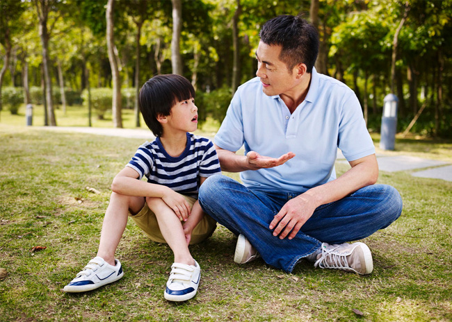 “Nhà mình có giàu không ạ?”: Câu trả lời khác nhau của 2 ông bố khiến cuộc đời con cái rẽ theo 2 hướng trái ngược - Ảnh 2.